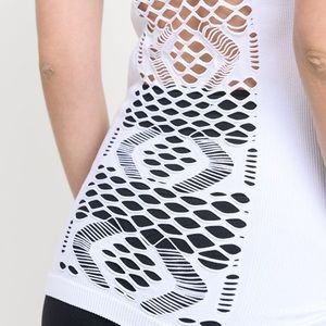 🆕Fabulous tank w/fishnet graphic detailed back